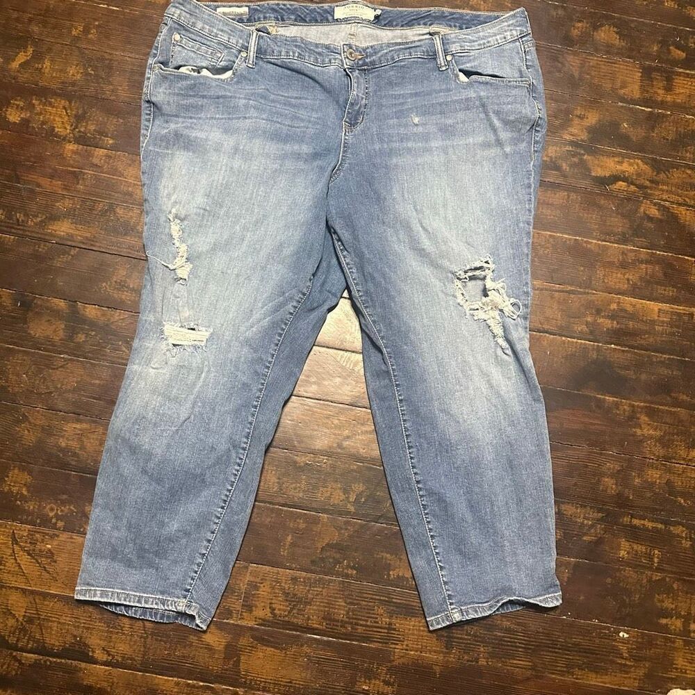 Torrid 26 cropped distressed boyfriend light wash jeans